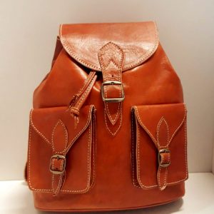 Mochila de piel con 2 bolsillos y 2 hebillas